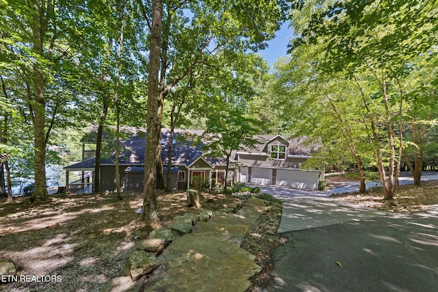 view of front of property with driveway