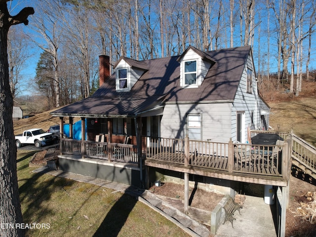 view of front of home featuring a chimney and a front lawn