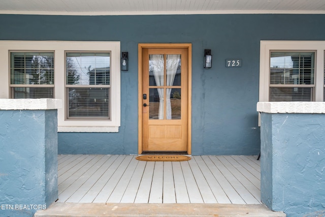 view of exterior entry with stucco siding