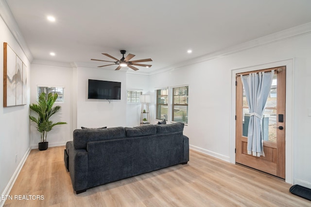 living room with recessed lighting, crown molding, light wood finished floors, baseboards, and ceiling fan