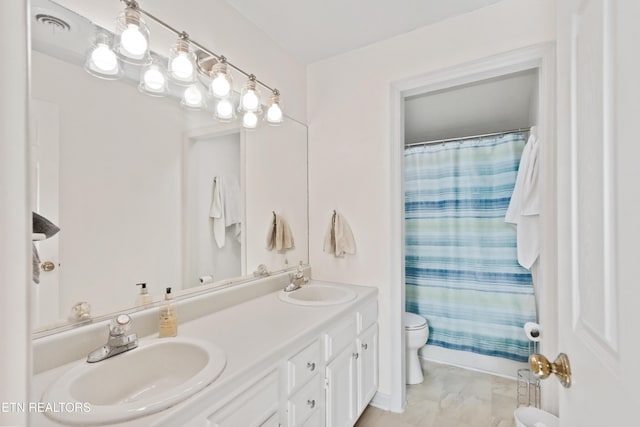 full bathroom featuring curtained shower, double vanity, toilet, and a sink