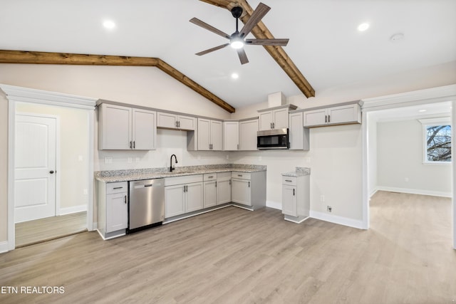 kitchen with a sink, stainless steel appliances, light wood-style floors, and ceiling fan