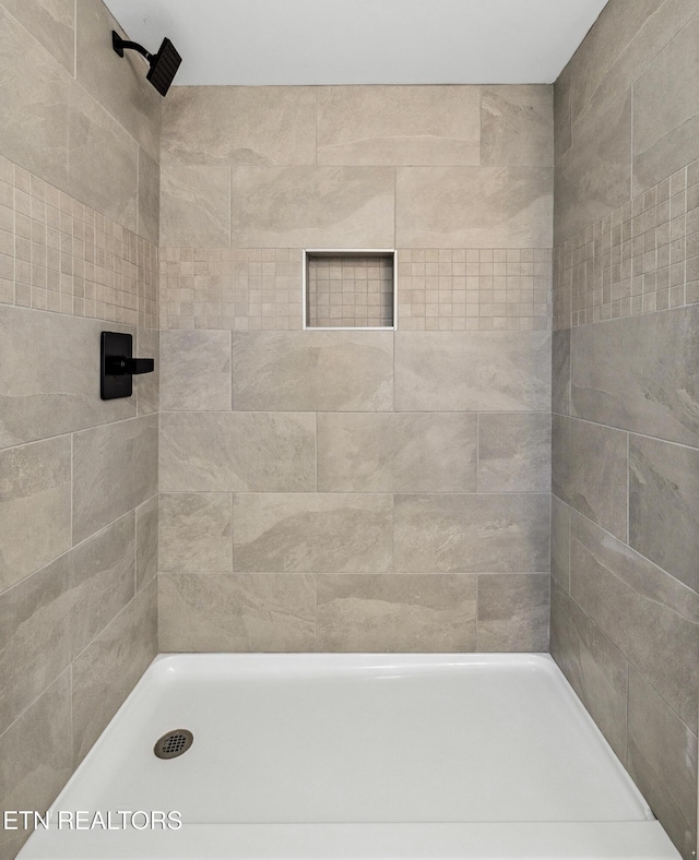 bathroom featuring a tile shower