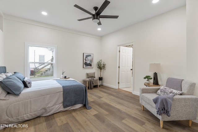 bedroom featuring light wood-style flooring, baseboards, ceiling fan, and recessed lighting