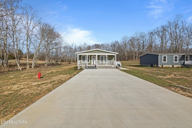 1600 Anna Maria Ln, Cookeville, TN 38501 - view of front of property featuring a porch, driveway, and a front lawn