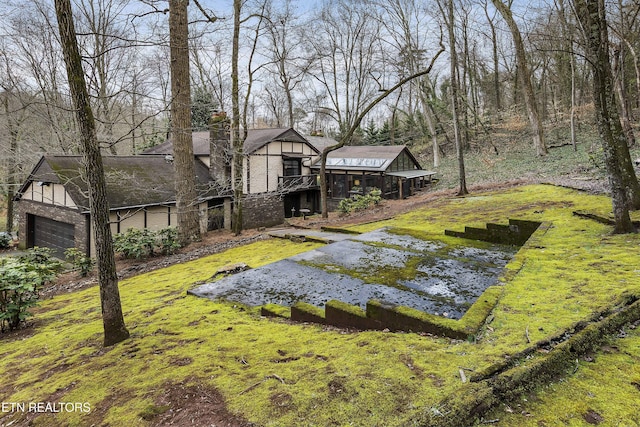 view of yard featuring a garage