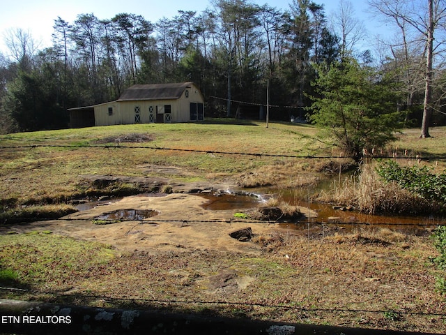 view of yard featuring an outbuilding