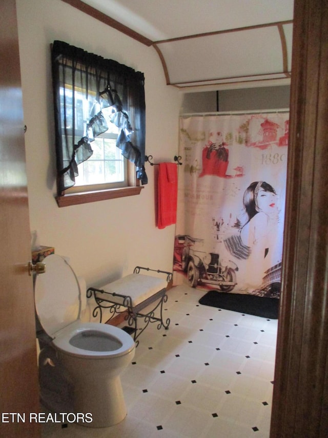 full bath featuring tile patterned floors, toilet, and a shower with curtain