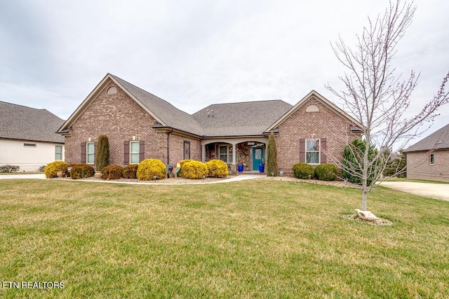 view of front of house featuring brick siding and a front yard