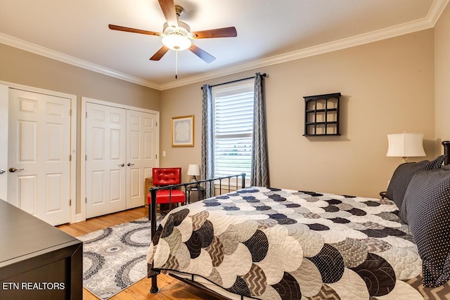 bedroom featuring light wood-style flooring, a ceiling fan, and ornamental molding