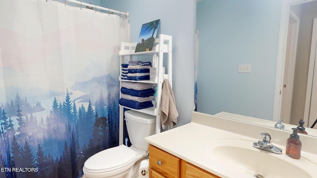 full bathroom featuring a shower with shower curtain, toilet, and vanity