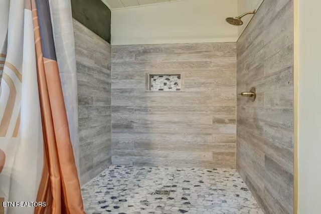 full bathroom featuring tiled shower