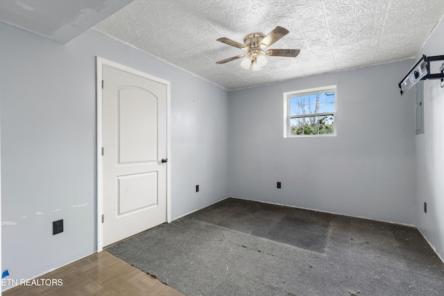 empty room featuring a ceiling fan