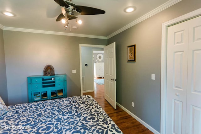 bedroom with ceiling fan, baseboards, dark wood-style floors, and crown molding