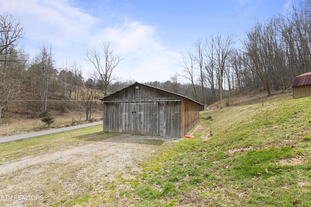 view of pole building featuring dirt driveway