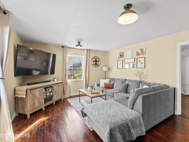 living area with dark wood-type flooring and baseboards