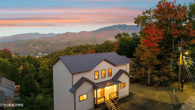 view of front of property featuring a mountain view