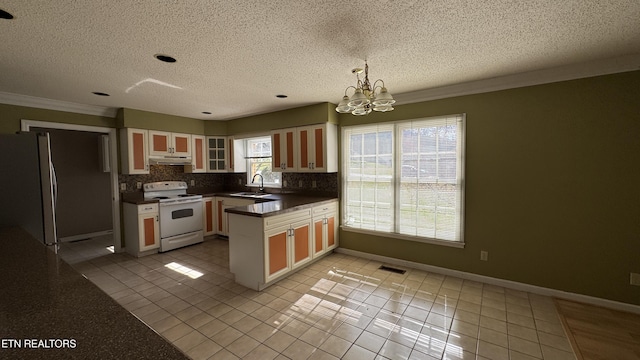 kitchen with visible vents, under cabinet range hood, dark countertops, a notable chandelier, and white electric range