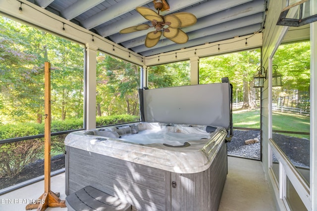 sunroom / solarium with a jacuzzi and ceiling fan