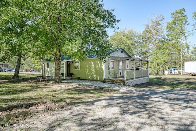 manufactured / mobile home featuring driveway