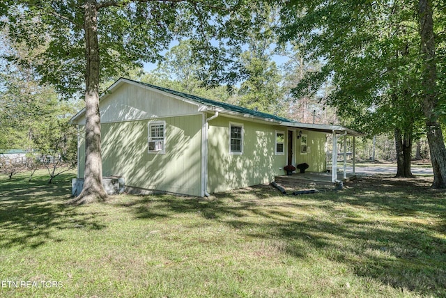 view of front of house featuring a front yard