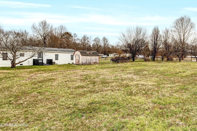 view of yard featuring an outdoor structure and a shed