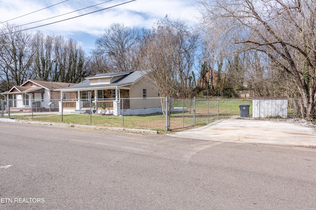 view of front facade featuring a fenced front yard, a front lawn, and a gate