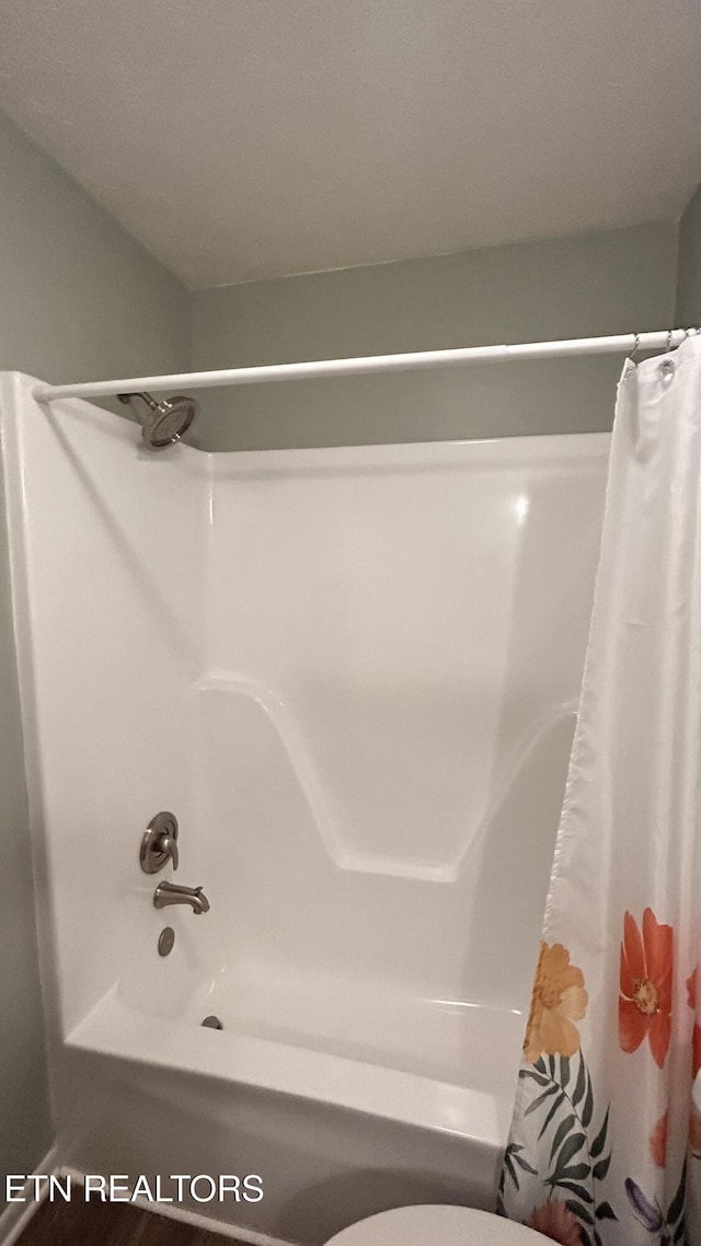 full bath with toilet and shower / bathtub combination with curtain