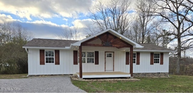 view of front of home with covered porch and a front lawn