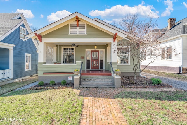 view of front of home with a front lawn and ceiling fan