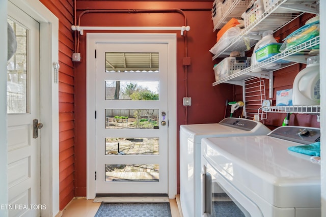 laundry room with laundry area and independent washer and dryer