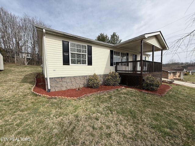 view of front facade featuring a front yard