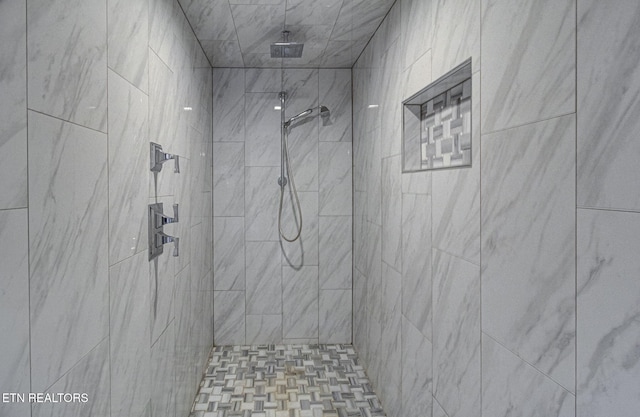 full bathroom featuring a tile shower