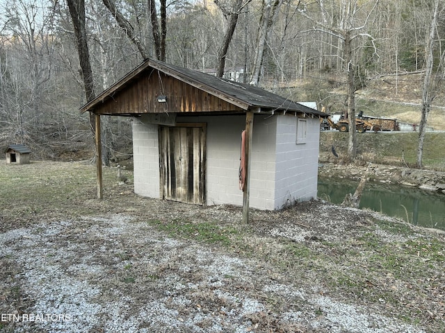 view of shed with a view of trees