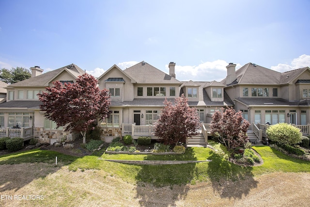 view of front of house featuring a front yard and stucco siding