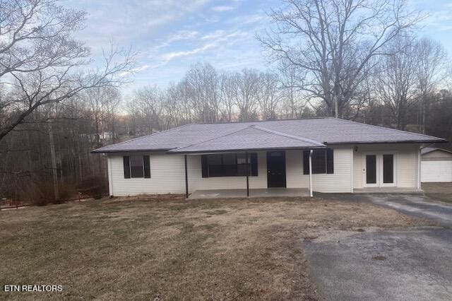 ranch-style home with a front yard