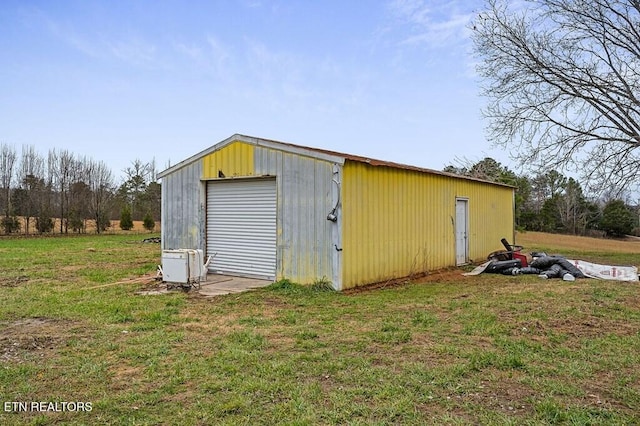 view of outdoor structure featuring an outbuilding