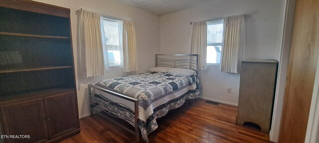 107 W Pawley Rd, Oak Ridge, TN 37830 - bedroom featuring baseboards, visible vents, and dark wood-type flooring