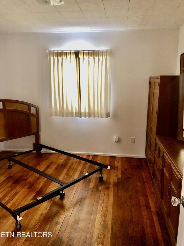 107 W Pawley Rd, Oak Ridge, TN 37830 - unfurnished bedroom featuring baseboards and hardwood / wood-style flooring