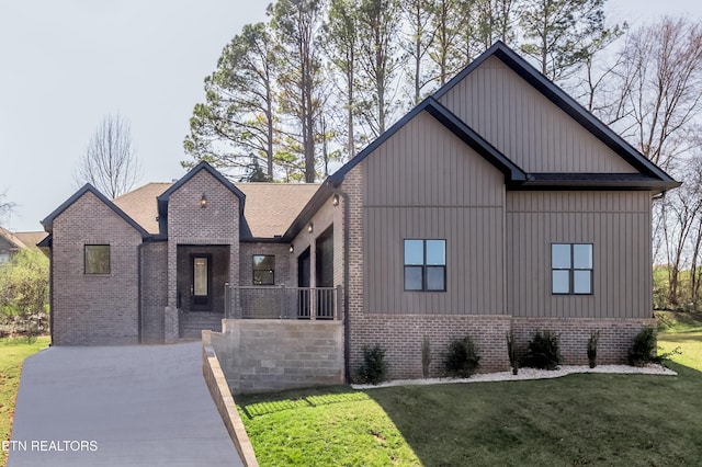 view of front facade featuring brick siding and a front yard