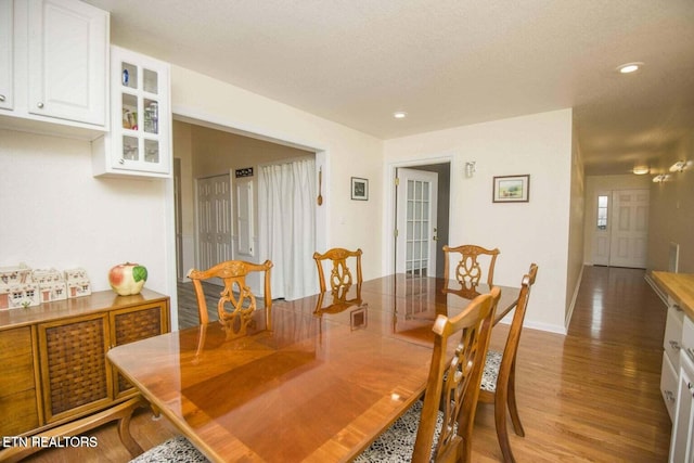 dining space featuring recessed lighting, light wood-type flooring, and baseboards