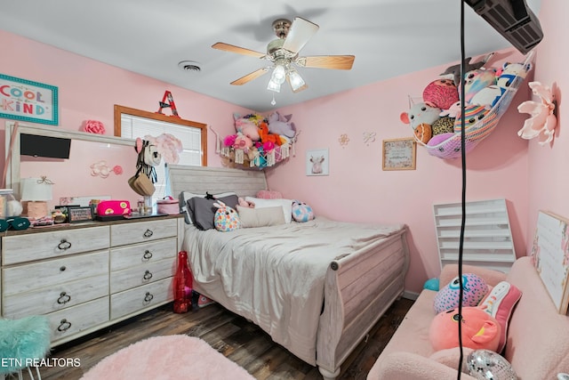 bedroom featuring dark wood finished floors, visible vents, and ceiling fan