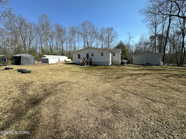 view of yard with an outdoor structure