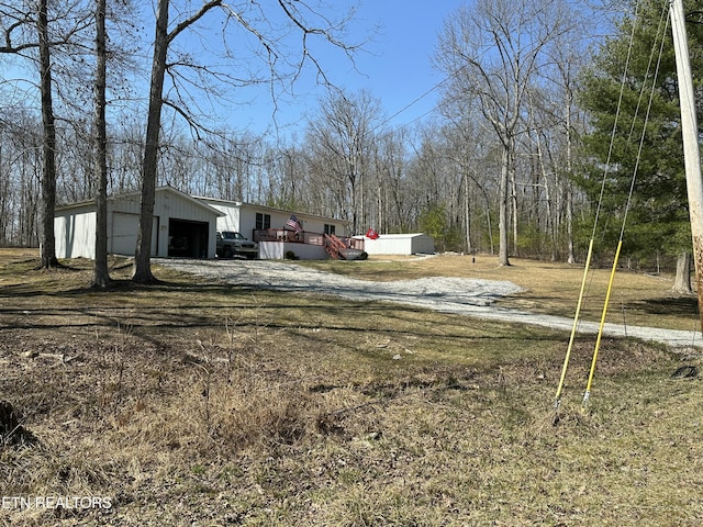 view of yard featuring an outbuilding and driveway