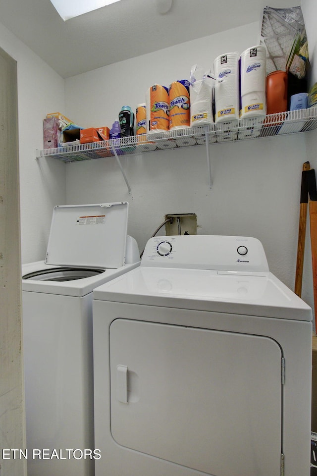 laundry room with laundry area and independent washer and dryer