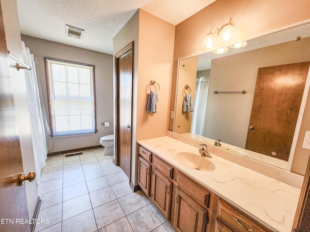 full bath featuring visible vents, toilet, tile patterned flooring, and a textured ceiling