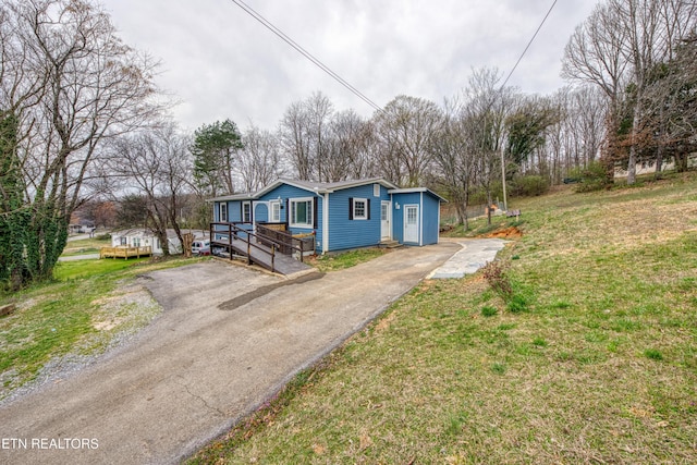 view of front facade with driveway and a front yard