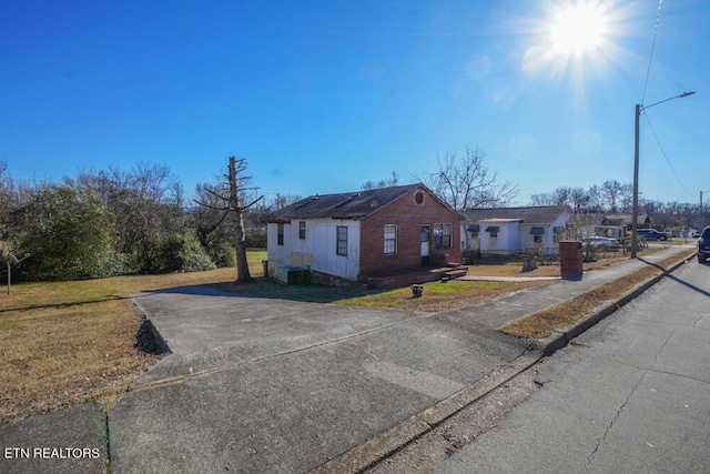 view of front of house featuring a residential view and a front yard