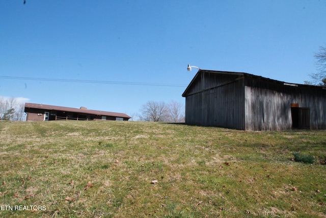 view of pole building featuring a yard