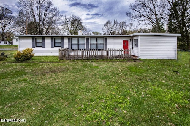 single story home with a front yard